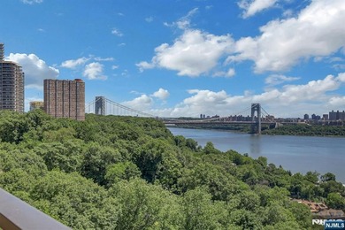 Welcome to this fabulous 2 bedroom and 2 full baths duplex up - photo 3