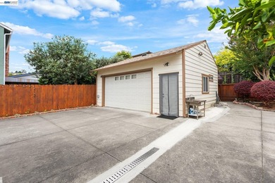Welcome to this beautifully updated single-story cottage - photo 22