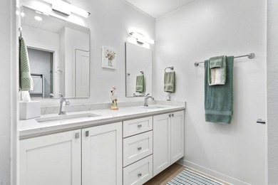 Discover the perfect blend of modern luxury and relaxed lakeside - photo 24