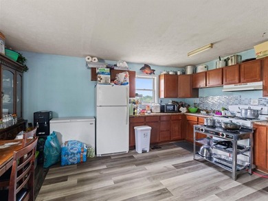This is a very well-maintained 6-house broiler poultry farm. The - photo 35