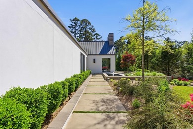 An extraordinary one-level estate in the prestigious gated - photo 3