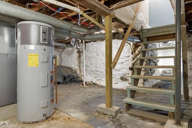 Charming Cottage-Style New Englander! Step into this delightful - photo 33