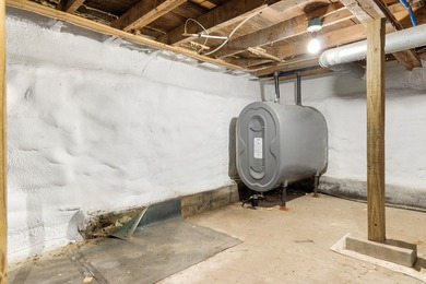 Charming Cottage-Style New Englander! Step into this delightful - photo 34