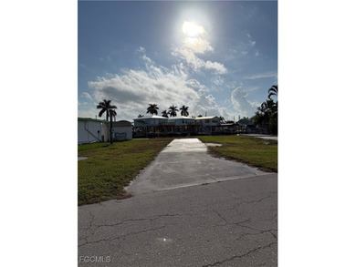Wide canal, beautiful sunsets, deep, quick access to the gulf - photo 1