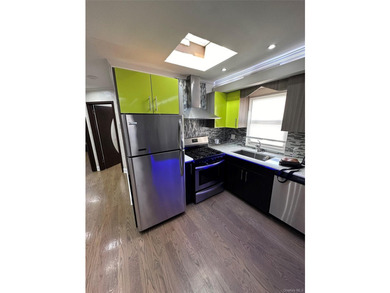 Attention Investors! Newly renovated condo for sale with a - photo 2