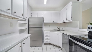 Beautiful peaceful courtyard view. Two bedroom /Two bath first - photo 5