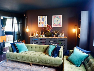 LOCATION, LOCATION, LOCATION!  Luxury at its best! A commuter's