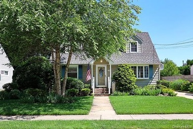 Welcome Home! This beautifully maintained Cape is truly move-in - photo 1