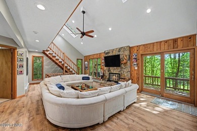 Turnkey and fully furnished, this beautifully updated 4-bedroom - photo 22