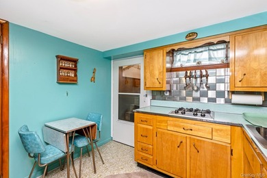 Welcome to 276 Parkway Drive in the Peconic River Park community - photo 29