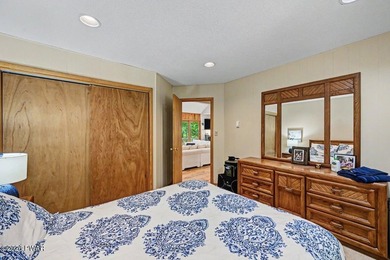Turnkey and fully furnished, this beautifully updated 4-bedroom - photo 31