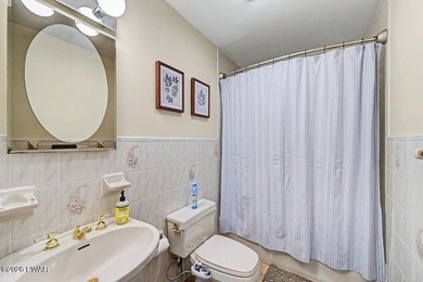 Turnkey and fully furnished, this beautifully updated 4-bedroom - photo 32