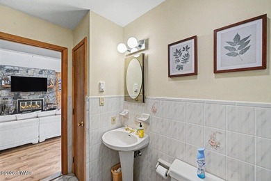 Turnkey and fully furnished, this beautifully updated 4-bedroom - photo 33