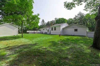 Welcome to 276 Parkway Drive in the Peconic River Park community - photo 40
