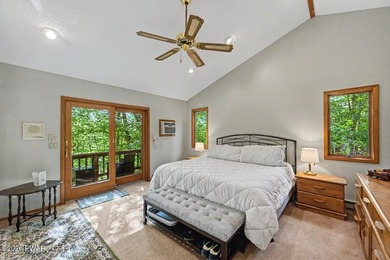 Turnkey and fully furnished, this beautifully updated 4-bedroom - photo 47