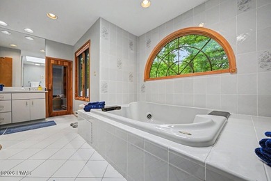 Turnkey and fully furnished, this beautifully updated 4-bedroom - photo 55