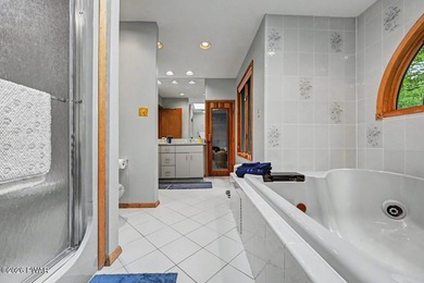 Turnkey and fully furnished, this beautifully updated 4-bedroom - photo 56