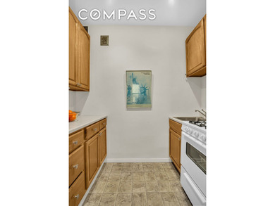 Exceptional value in the Upper Westside. Low maintenance makes - photo 8