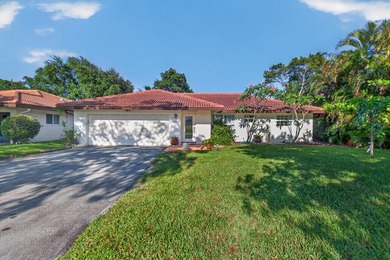 A fantastic location in a well-manicured community. This large 2 - photo 1