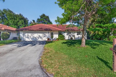A fantastic location in a well-manicured community. This large 2 - photo 3