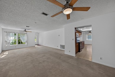 A fantastic location in a well-manicured community. This large 2 - photo 4
