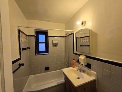 Spacious One Bedroom. Needs make over with great opportunity to - photo 1