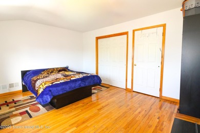 Commuters' delight, gorgeous renovated 3 bedrooms, 2-bathroom - photo 13
