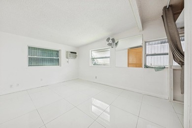Welcome to this spacious 3 bed and 3 bath home with 2 ensuites - photo 11
