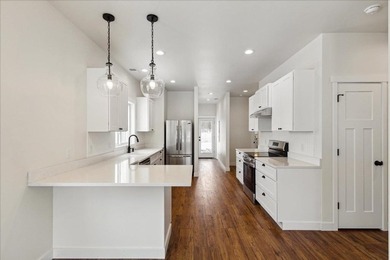 Brand new quality construction in Mallwood Estates with Lake - photo 5