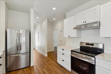 Brand new quality construction in Mallwood Estates with Lake - photo 7