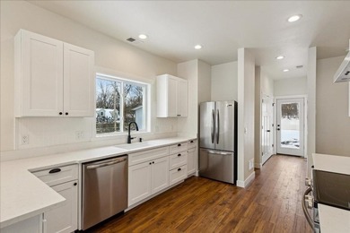 Brand new quality construction in Mallwood Estates with Lake - photo 8