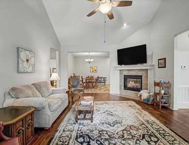 Move Right In & Start Enjoying low-maintenance living in this - photo 5
