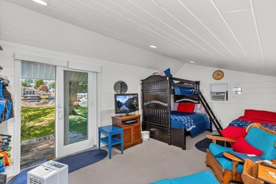 This 2-bedroom, 1-bath summer cottage on 43-acre Diamond Island - photo 35