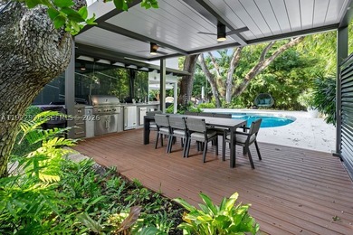 Experience a modern South Coconut Grove residence that perfectly - photo 3