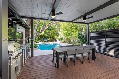 Experience a modern South Coconut Grove residence that perfectly - photo 4