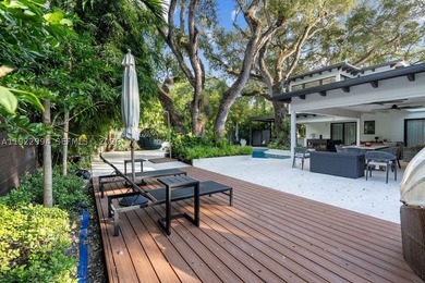 Experience a modern South Coconut Grove residence that perfectly - photo 6