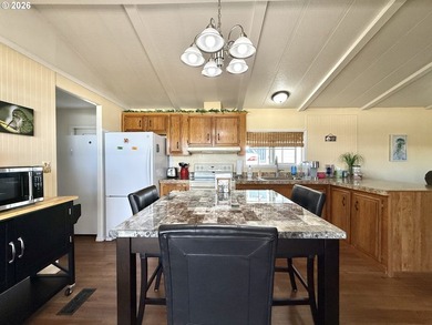 EXCELLENT CONDITION! 1984, 924 sq ft 2 bed, 2 bath manufactured - photo 5