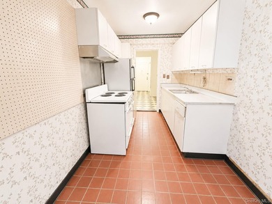 Bring your vision to this spacious 2-bedroom, 1-bath cooperative - photo 6