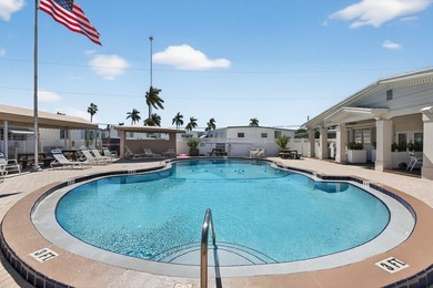 This 2013 Champion manufactured home in Orangebrook Harbor - photo 9