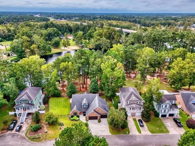 Stunning, custom-built home located on a double lot in a small - photo 2