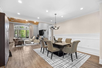 Stunning, custom-built home located on a double lot in a small - photo 6
