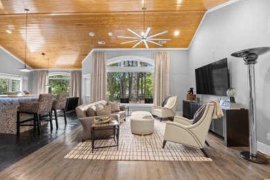 Stunning, custom-built home located on a double lot in a small - photo 10
