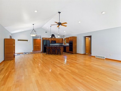 Enjoy the comfort and convenience of this well-maintained - photo 16