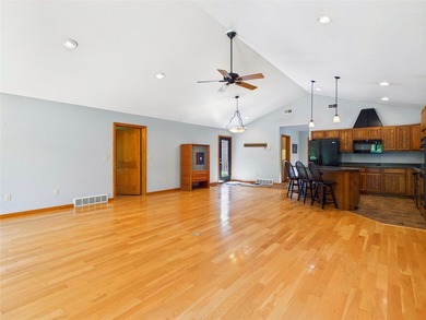Enjoy the comfort and convenience of this well-maintained - photo 18