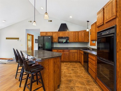 Enjoy the comfort and convenience of this well-maintained - photo 19