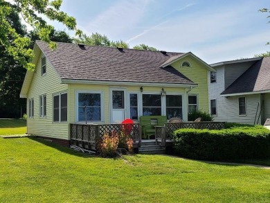Charming 3 bedroom cottage on Syracuse Lakefront. Great setting - Lake Home For Sale in Syracuse, Indiana