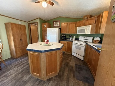 Well-maintained 1-owner, 2-bedroom, 2-bath manufactured home - photo 7
