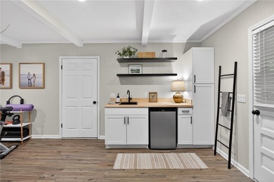Welcome to 103 Pineneedle Drive, a beautifully renovated home - photo 29