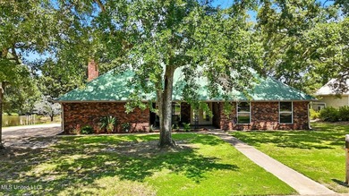 Rare do you find a waterfront home like this on 1.3 acres with - photo 3