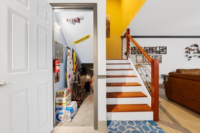 Tastefully Renovated & Move-In Ready 2BR/2.5BA Townhome in - photo 13
